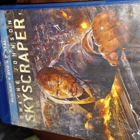 Dwayne Johnson SKYSCRAPER - Picture 3 of 6